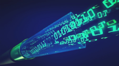 光纖傳輸?shù)暮喗?/></p><p><strong>二、光纖傳輸構成</strong></p><p>點到點的光學傳輸系統(tǒng)由三個基本部分構成：產(chǎn)生光信號的光發(fā)送機、攜帶光信號的光纜和接收光信號的光接收機。光纖是一種采用玻璃作為波導，以光的形式將信息從一端傳送到另一端的技術。今天的低損耗玻璃光纖相對于早期發(fā)展的傳輸介質(zhì)，幾乎不受帶寬限制并具有獨一無二的優(yōu)勢。</p><p style=